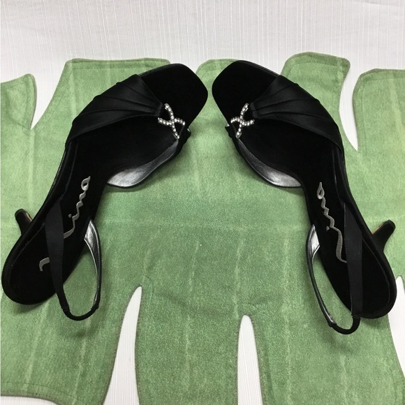 Nina Lovely Black Heels - Picture 4 of 9